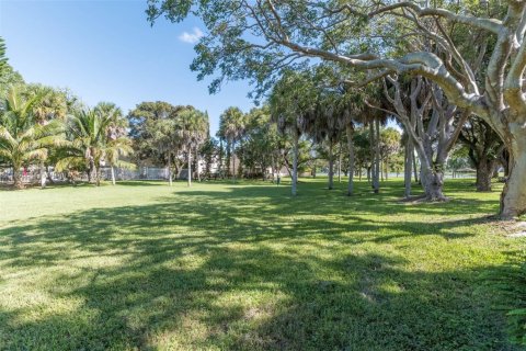 House in Miami, Florida 4 bedrooms, 247.49 sq.m. № 1948081 - photo 21
