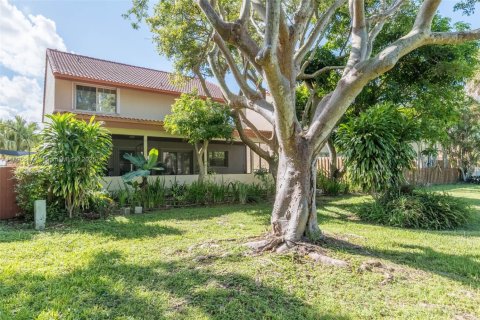 House in Miami, Florida 4 bedrooms, 247.49 sq.m. № 1948081 - photo 20