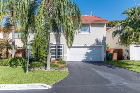 House in Miami, Florida 4 bedrooms, 247.49 sq.m. № 1948081 - photo 1