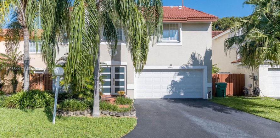House in Miami, Florida 4 bedrooms, 247.49 sq.m. № 1948081