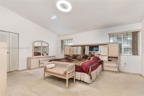 House in Miami, Florida 4 bedrooms, 247.49 sq.m. № 1948081 - photo 10