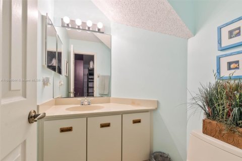 House in Miami, Florida 4 bedrooms, 247.49 sq.m. № 1948081 - photo 18