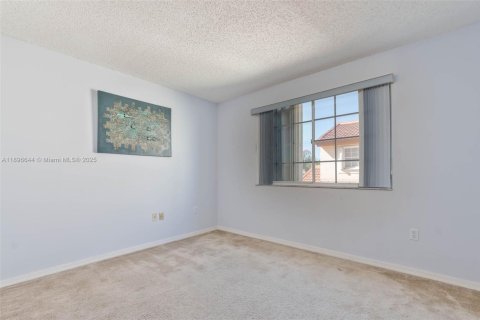 House in Miami, Florida 4 bedrooms, 247.49 sq.m. № 1948081 - photo 15
