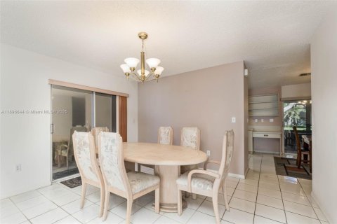 House in Miami, Florida 4 bedrooms, 247.49 sq.m. № 1948081 - photo 6