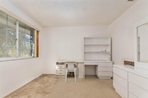 House in Miami, Florida 4 bedrooms, 247.49 sq.m. № 1948081 - photo 11