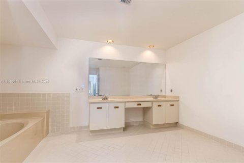 House in Miami, Florida 4 bedrooms, 247.49 sq.m. № 1948081 - photo 12