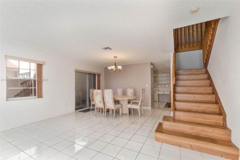 House in Miami, Florida 4 bedrooms, 247.49 sq.m. № 1948081 - photo 5