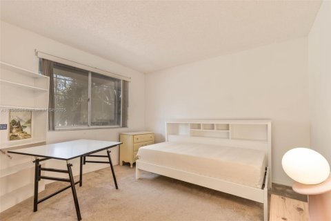 House in Miami, Florida 4 bedrooms, 247.49 sq.m. № 1948081 - photo 14