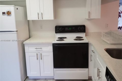 Condo in Doral, Florida, 2 bedrooms  № 1994789 - photo 8