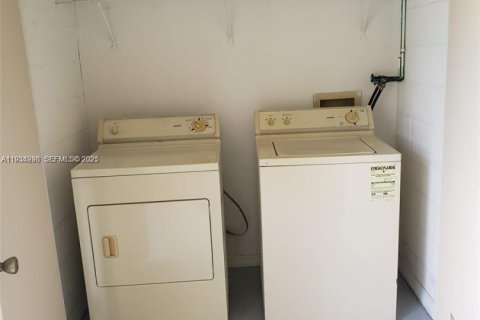 Condo in Doral, Florida, 2 bedrooms  № 1994789 - photo 10