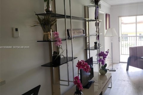 Condo in Doral, Florida, 2 bedrooms  № 1994789 - photo 4