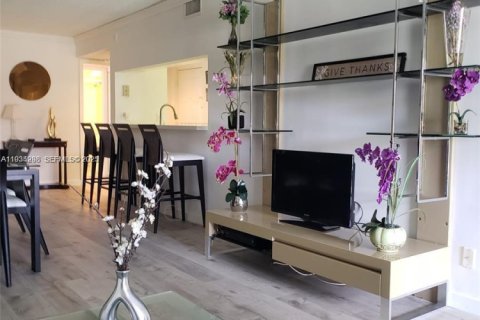 Condo in Doral, Florida, 2 bedrooms  № 1994789 - photo 1