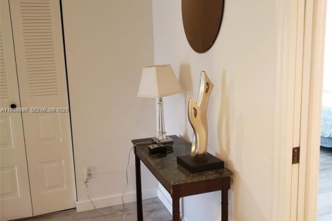 Condo in Doral, Florida, 2 bedrooms  № 1994789 - photo 6