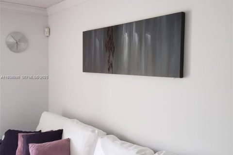 Condo in Doral, Florida, 2 bedrooms  № 1994789 - photo 11