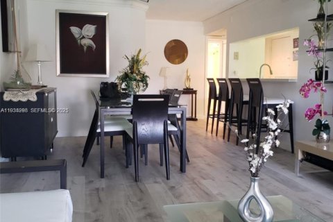 Condo in Doral, Florida, 2 bedrooms  № 1994789 - photo 2