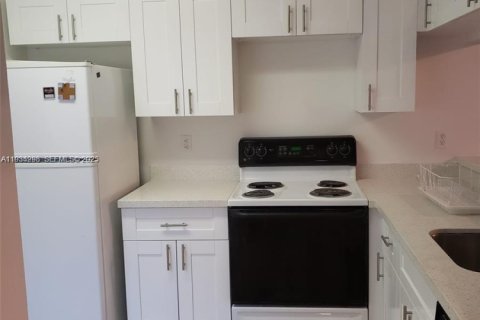 Condo in Doral, Florida, 2 bedrooms  № 1994789 - photo 7