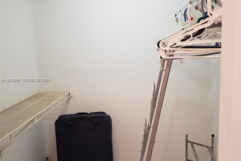 Condo in Doral, Florida, 2 bedrooms  № 1994789 - photo 15