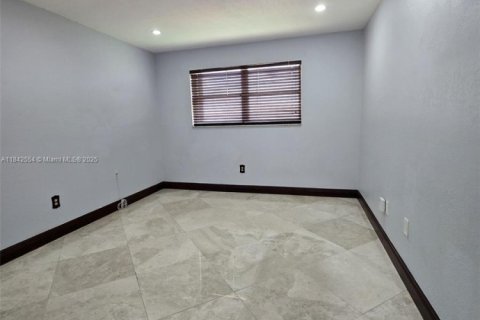 Condo in Miami, Florida, 3 bedrooms  № 1836234 - photo 15
