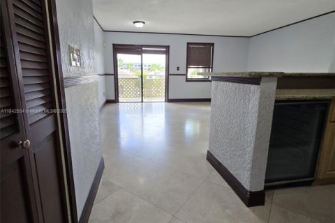 Condo in Miami, Florida, 3 bedrooms  № 1836234 - photo 1