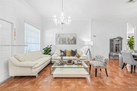 House in Miami, Florida 4 bedrooms, 177.26 sq.m. № 1861525 - photo 9