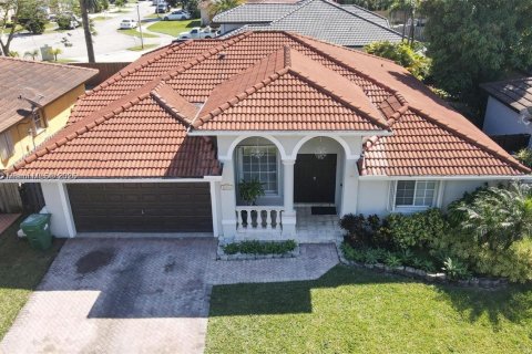 House in Miami, Florida 4 bedrooms, 177.26 sq.m. № 1861525 - photo 3