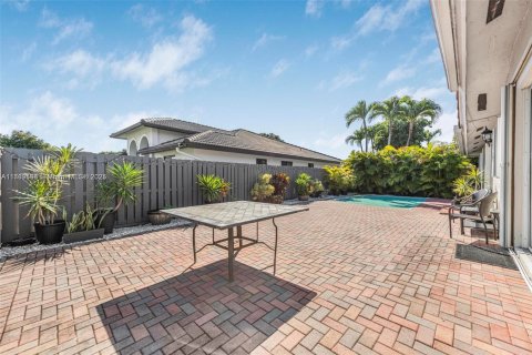 House in Miami, Florida 4 bedrooms, 177.26 sq.m. № 1861525 - photo 21