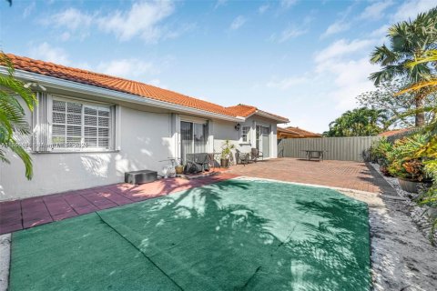 House in Miami, Florida 4 bedrooms, 177.26 sq.m. № 1861525 - photo 20