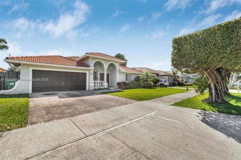 House in Miami, Florida 4 bedrooms, 177.26 sq.m. № 1861525 - photo 4
