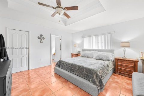 House in Miami, Florida 4 bedrooms, 177.26 sq.m. № 1861525 - photo 17