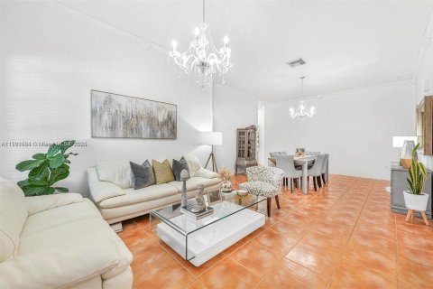 House in Miami, Florida 4 bedrooms, 177.26 sq.m. № 1861525 - photo 10