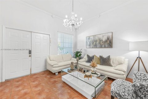 House in Miami, Florida 4 bedrooms, 177.26 sq.m. № 1861525 - photo 8