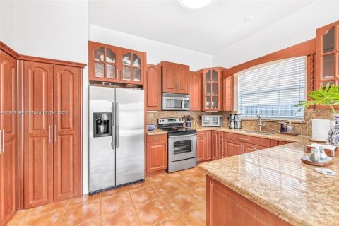 House in Miami, Florida 4 bedrooms, 177.26 sq.m. № 1861525 - photo 12