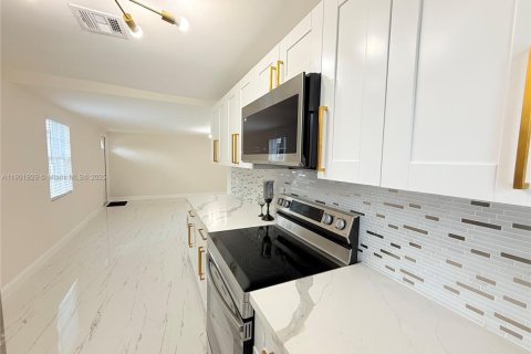 House in West Park, Florida 5 bedrooms, 187.85 sq.m. № 1953269 - photo 25
