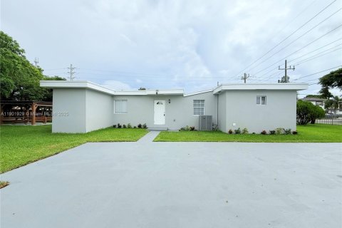 House in West Park, Florida 5 bedrooms, 187.85 sq.m. № 1953269 - photo 2