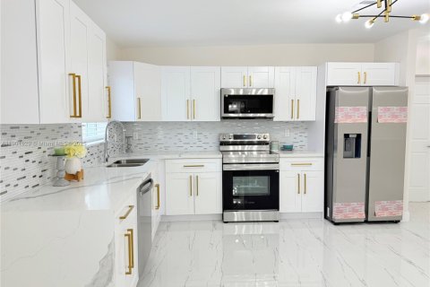 House in West Park, Florida 5 bedrooms, 187.85 sq.m. № 1953269 - photo 20