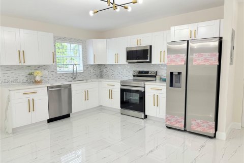 House in West Park, Florida 5 bedrooms, 187.85 sq.m. № 1953269 - photo 22