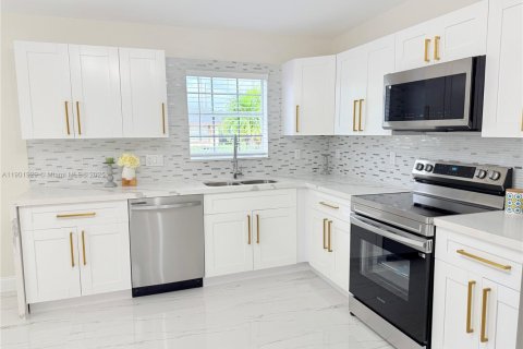 House in West Park, Florida 5 bedrooms, 187.85 sq.m. № 1953269 - photo 21