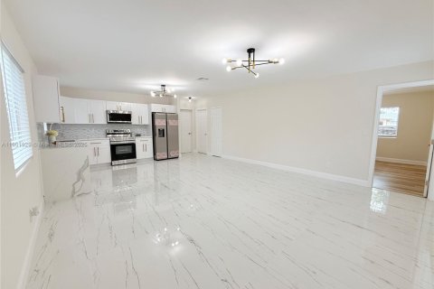 House in West Park, Florida 5 bedrooms, 187.85 sq.m. № 1953269 - photo 19