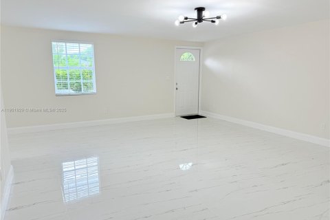 House in West Park, Florida 5 bedrooms, 187.85 sq.m. № 1953269 - photo 12