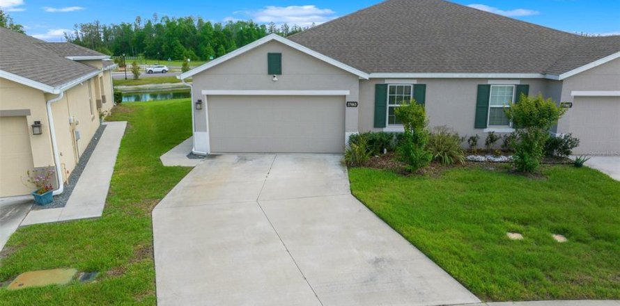 House in Land O' Lakes, Florida 3 bedrooms, 142.33 sq.m. № 1734805