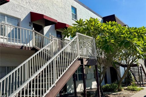 Touwnhouse à louer à Tampa, Floride: 3 chambres, 141.21 m2 № 2117216 - photo 2