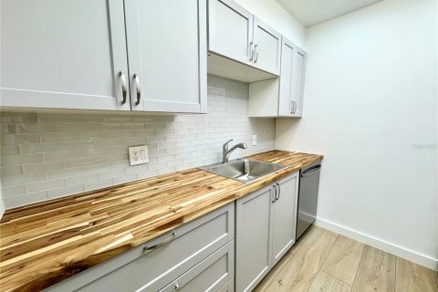 Touwnhouse à louer à Tampa, Floride: 3 chambres, 141.21 m2 № 2117216 - photo 10