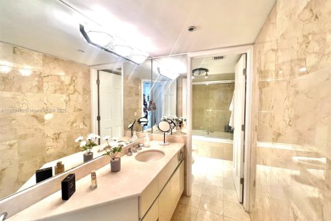 Condo in Miami Beach, Florida, 2 bedrooms  № 1802535 - photo 14