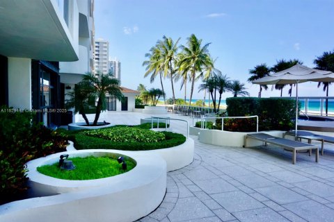 Condo in Miami Beach, Florida, 2 bedrooms  № 1802535 - photo 25