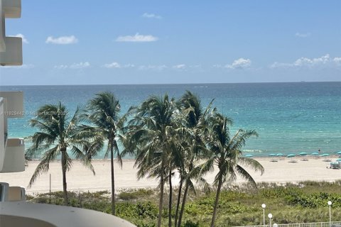 Condo in Miami Beach, Florida, 2 bedrooms  № 1802535 - photo 1
