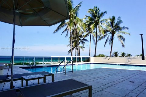 Condo in Miami Beach, Florida, 2 bedrooms  № 1802535 - photo 23
