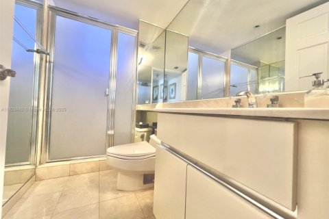 Condo in Miami Beach, Florida, 2 bedrooms  № 1802535 - photo 16