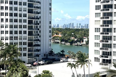 Condo in Miami Beach, Florida, 2 bedrooms  № 1802535 - photo 17