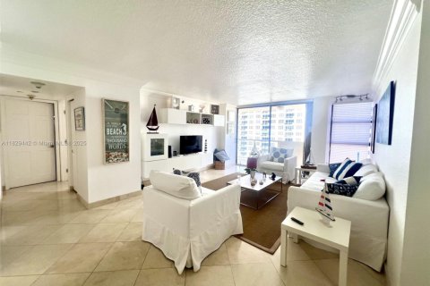 Condo in Miami Beach, Florida, 2 bedrooms  № 1802535 - photo 9