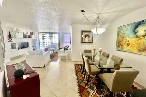 Condo in Miami Beach, Florida, 2 bedrooms  № 1802535 - photo 10